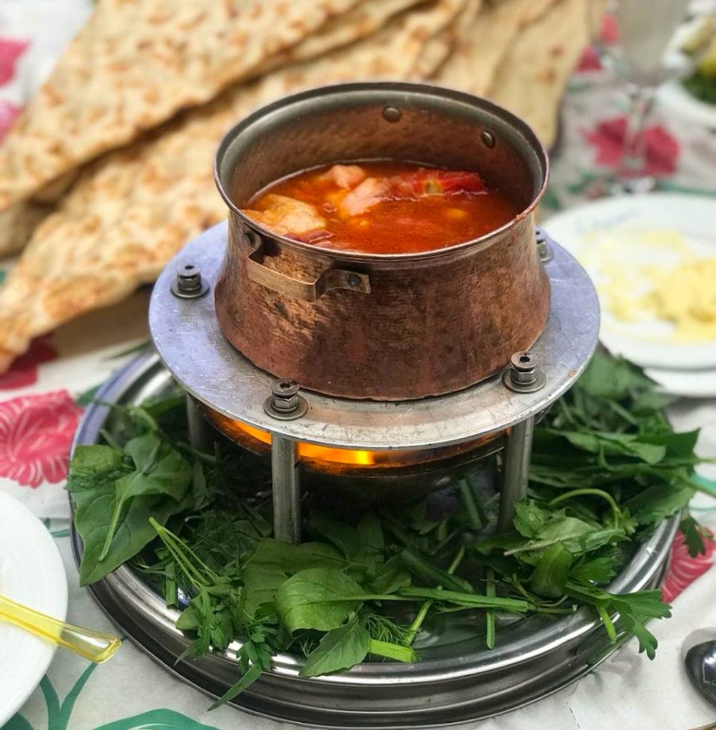 دیزی با دورچین سبزی در رستوران سبزی ئر رستوران برکه