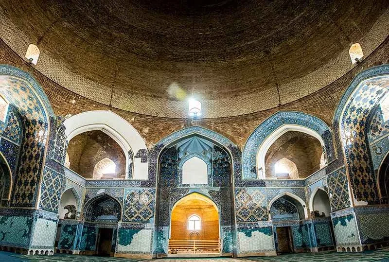 شبستان و محراب عکس از مسجد کبود تبریز