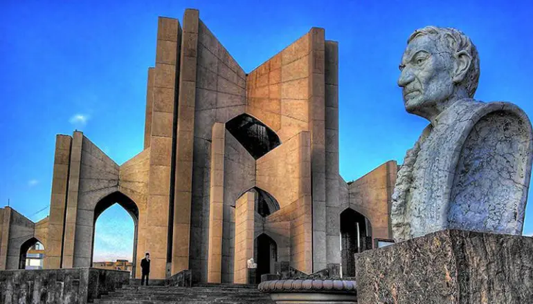 مقبره شهریار یکی از بزرگترین شاعران ایران در مقبره الشعرای تبریز 