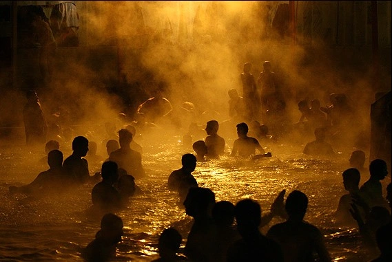 چشمه آب گرم واقع در مسیر جاده اهر به کلیبر یکی از بهترین چشمه آبگرم