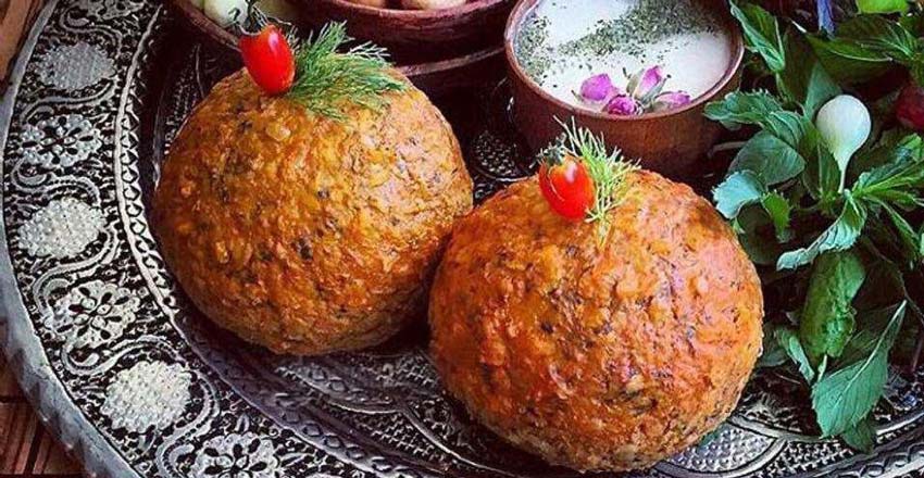 کوفته تبریزی با دورچین سبزی و ماست محلی