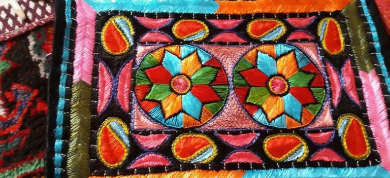 سوزن دوزی یا ابریشم دوزی، یکی از هنرهای ظریف و زیبای منطقه ممقان در نزدیکی تبریز
